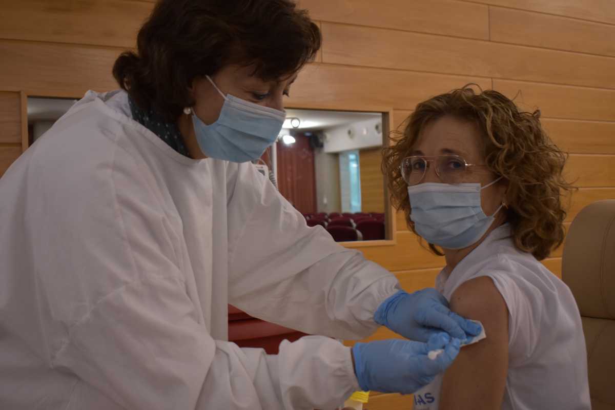 Vacunación de profesionales en el Instituto de Asistencia Sanitaria de Gerona.